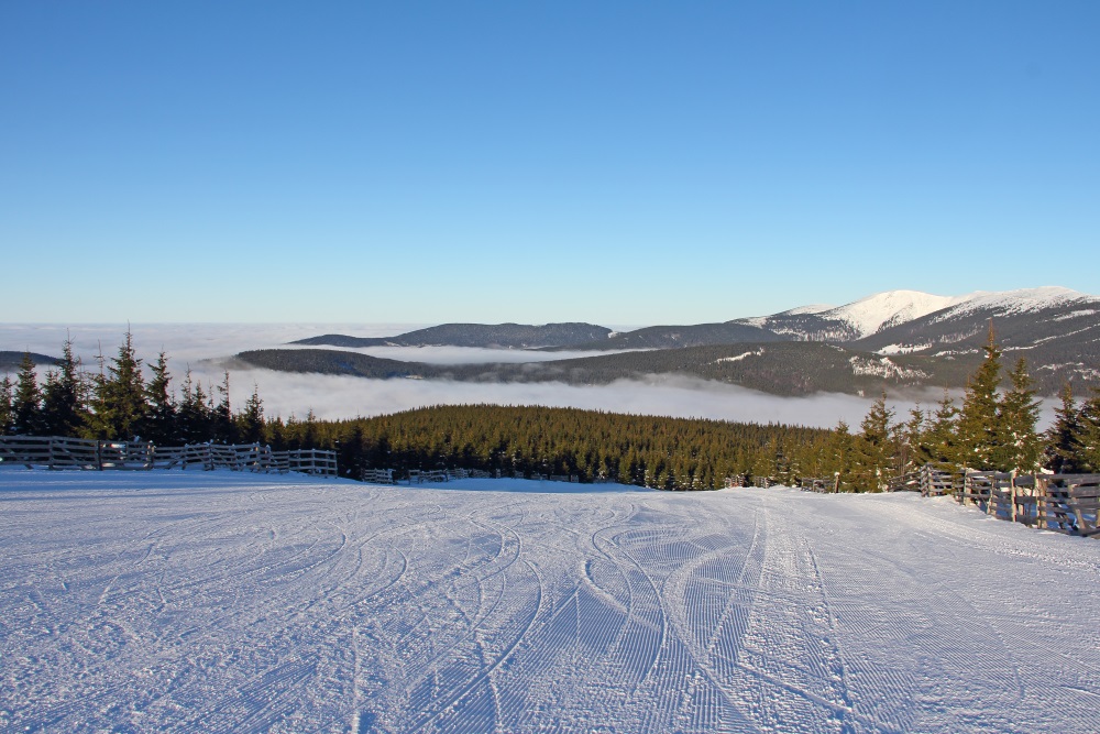 Slope on the skiing resort Spindleruv Mlyn, Krkonose, Czech Republic_514611157.jpg